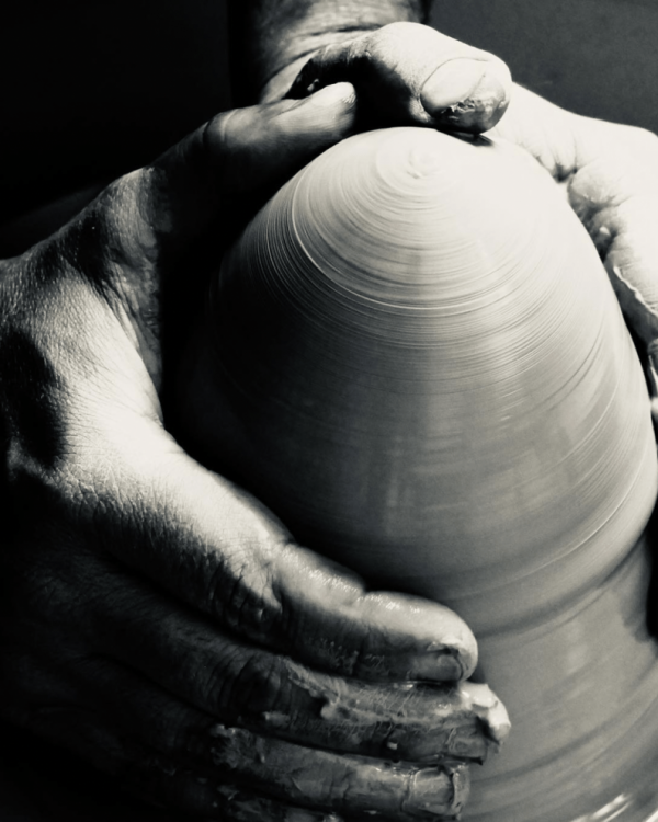 artisan sur tour de poterie